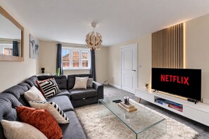 TV - Detached House in Deanshanger, Milton Keynes (Deanshanger)
