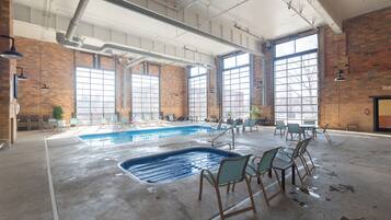 Alberca techada y alberca climatizada