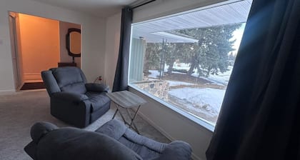 Bright Private Room in Safe Area – 10 Min Walk to Shops & Transit - Room No.2