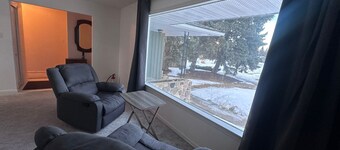 Bright Private Room in Safe Area – 10 Min Walk to Shops & Transit - Room No.2