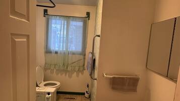 Een bidet, handdoeken, zeep, toiletpapier