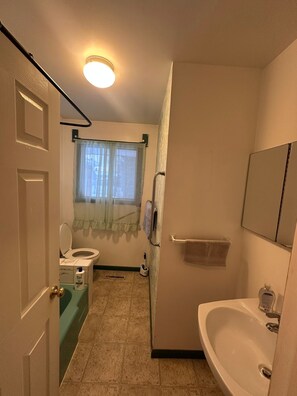 Een bidet, handdoeken, zeep, toiletpapier