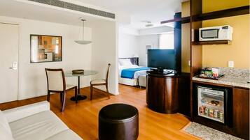 Suíte luxo, sacada, vista para o oceano | Parte interna