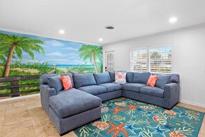 Een televisie en een open haard