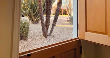 Cozy 1-bedroom guest house in pleasant Phoenix, Scottsdale area