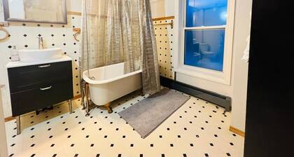 Spacious 3BR Retreat - 3 Min to Downtown