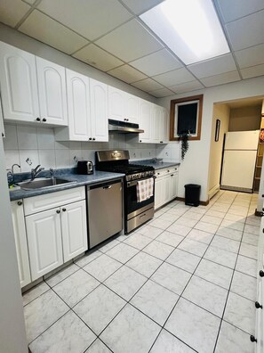 Microondas, placa de cocina, lavavajillas