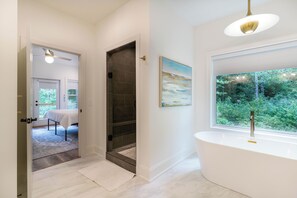 Iron/ironing board, WiFi, bed sheets - Pet Friendly Creekside Remote Work Retreat in the Blue Ridge Mountains (Hayesville)