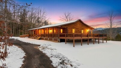 Modern Mountain Cabin • Hot Tub | Hot Springs, VA