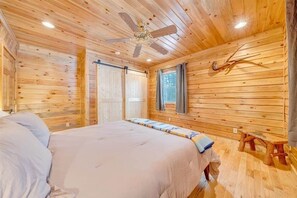 3 slaapkamers, een strijkplank/strijkijzer, wifi