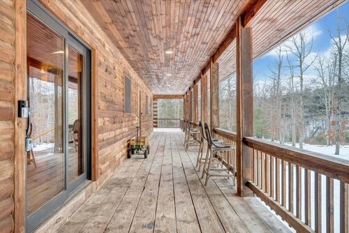 Modern Mountain Cabin • Hot Tub | Hot Springs, VA