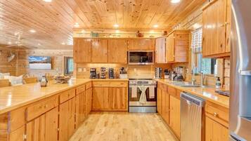 JÀÀkaappi, mikroaaltouuni, uuni, liesi