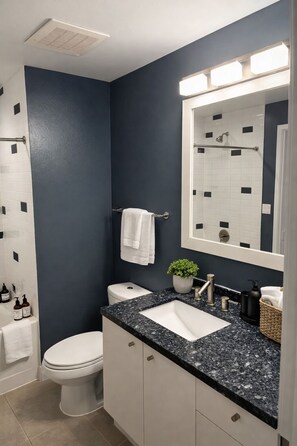 Hair dryer, towels, soap, toilet paper - Bright High-Rise 1BD Prime Downtown Stay (Dallas)