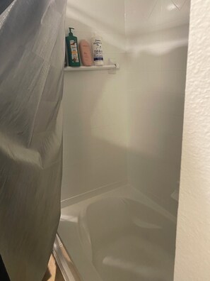 Haartrockner, Handtücher, Seife, Toilettenpapier