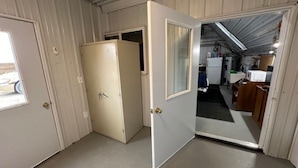 Una construcció petita i compacta, d'una sola estança, amb una porta que condueix a una cuina reduïda.