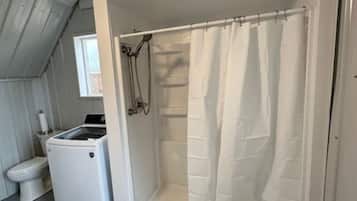 シャワー、タオル、石鹸、トイレットペーパー