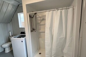 Shower, towels, soap, toilet paper - Valley Farm Apartment (Spring Valley)