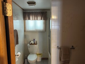 Regadera, toallas, jabón, papel de baño 