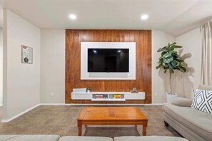 TV, fireplace, offices - NEW Killeen 8-10 Bd, sleeps max 10 ppl, 5 min to Fort Hood, Families, Groups, Pets Ok - Professionally Managed by Stay Albatross (Killeen)