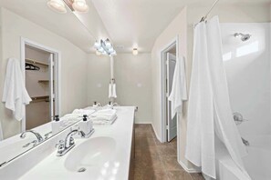 Shower - NEW Killeen 8-10 Bd, sleeps max 10 ppl, 5 min to Fort Hood, Families, Groups, Pets Ok - Professionally Managed by Stay Albatross (Killeen)