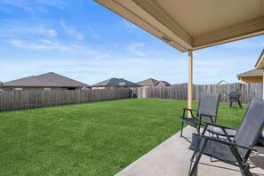 Terrace/patio - NEW Killeen 8-10 Bd, sleeps max 10 ppl, 5 min to Fort Hood, Families, Groups, Pets Ok - Professionally Managed by Stay Albatross (Killeen)