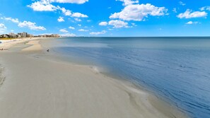 Beach nearby - Sun & Salt Retreat: 5BR/4.5BA NEW Pool Home! (Fort Myers Beach)