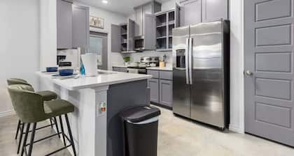 NEW* Temple, 12 BD Contractor & Group Friendly