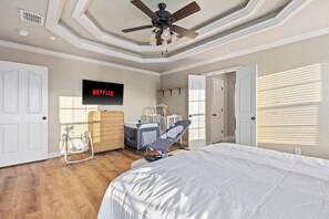 Työpöytä, silitysrauta/-lauta, vauvan matkasänky, Wi-Fi