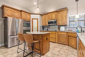 Jääkaappi, mikroaaltouuni, uuni, liesi