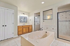 Shower, hair dryer, towels, shampoo - NEW Killeen house 8-10ppl families & groups, pets (Killeen)