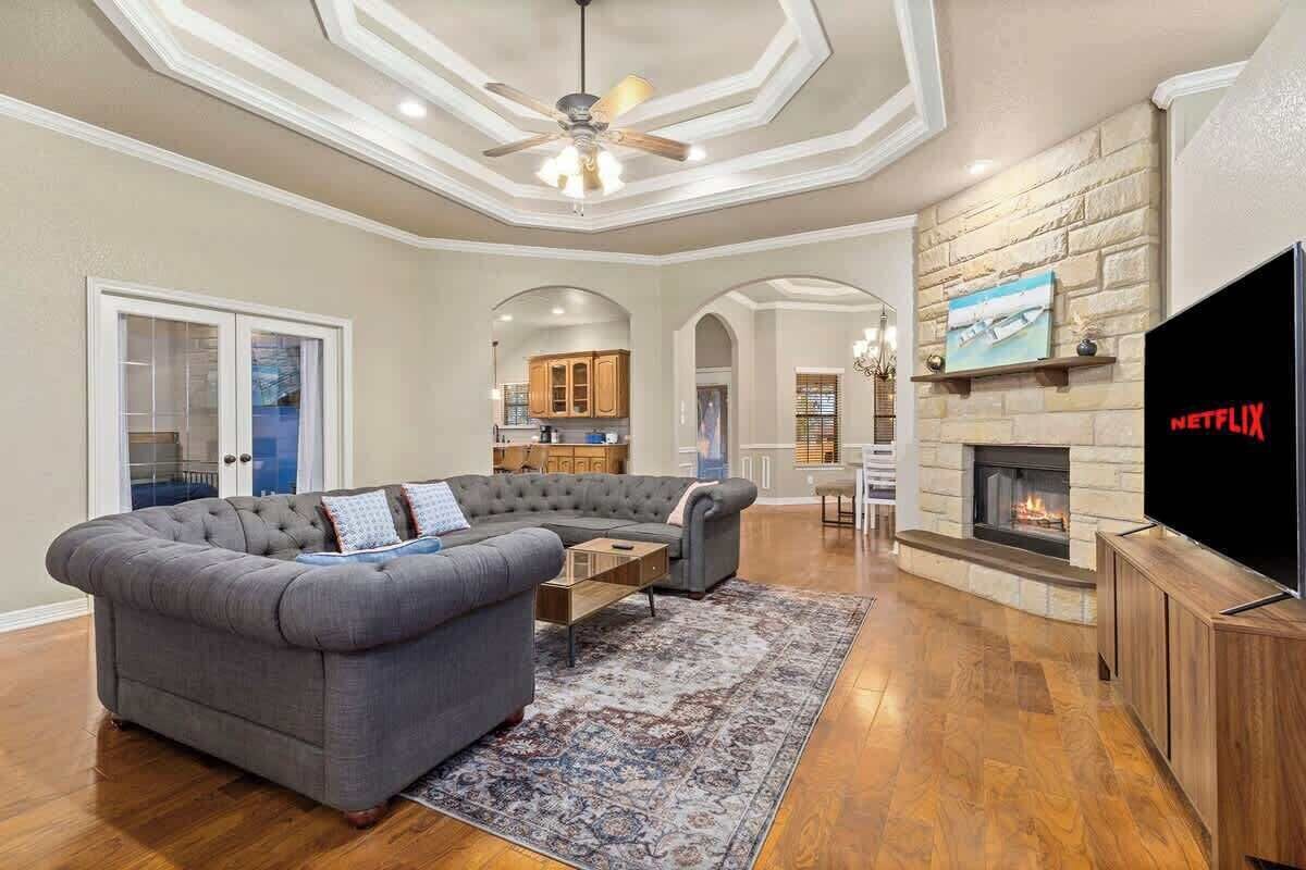 TV, fireplace, offices