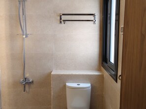 Secadora de cabello, bidet, toallas, jabón 