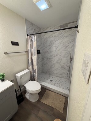 Shower, hair dryer, towels, soap - Living loft 2 (Tampa)