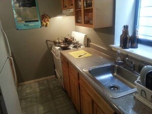 Private kitchen - Spacious 1-bedroom apartment in Brooklyn available for a LONG-TERM STAY (Brooklyn)