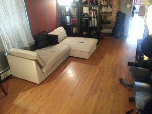 Living area - Spacious 1-bedroom apartment in Brooklyn available for a LONG-TERM STAY (Brooklyn)