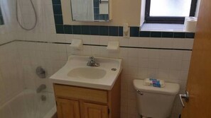 Bathroom - Spacious 1-bedroom apartment in Brooklyn available for a LONG-TERM STAY (Brooklyn)