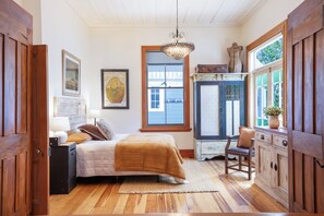 Iron/ironing board, internet, bed sheets