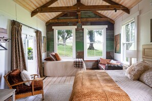 Tabla de planchar con plancha, internet y ropa de cama