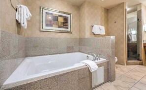 Deluxe Room, City View | Bathroom - The Platinum Hotel Las Vegas (Las Vegas)