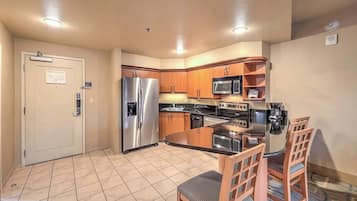 Chambre Deluxe, vue ville | Cuisine privée | Cafetière/bouilloire, tables à manger