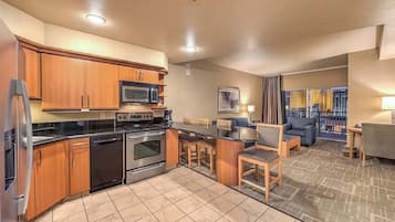 Deluxe Room, City View | Private kitchen | Coffee/tea maker, dining tables