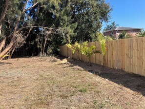Property grounds - Spacious 4BR, 7Bed, 2 BA 5 minute to downtown Sarasota, famous beach (Sarasota)