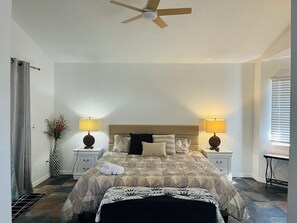 4 bedrooms, iron/ironing board, free WiFi, bed sheets - Spacious 4BR, 7Bed, 2 BA 5 minute to downtown Sarasota, famous beach (Sarasota)