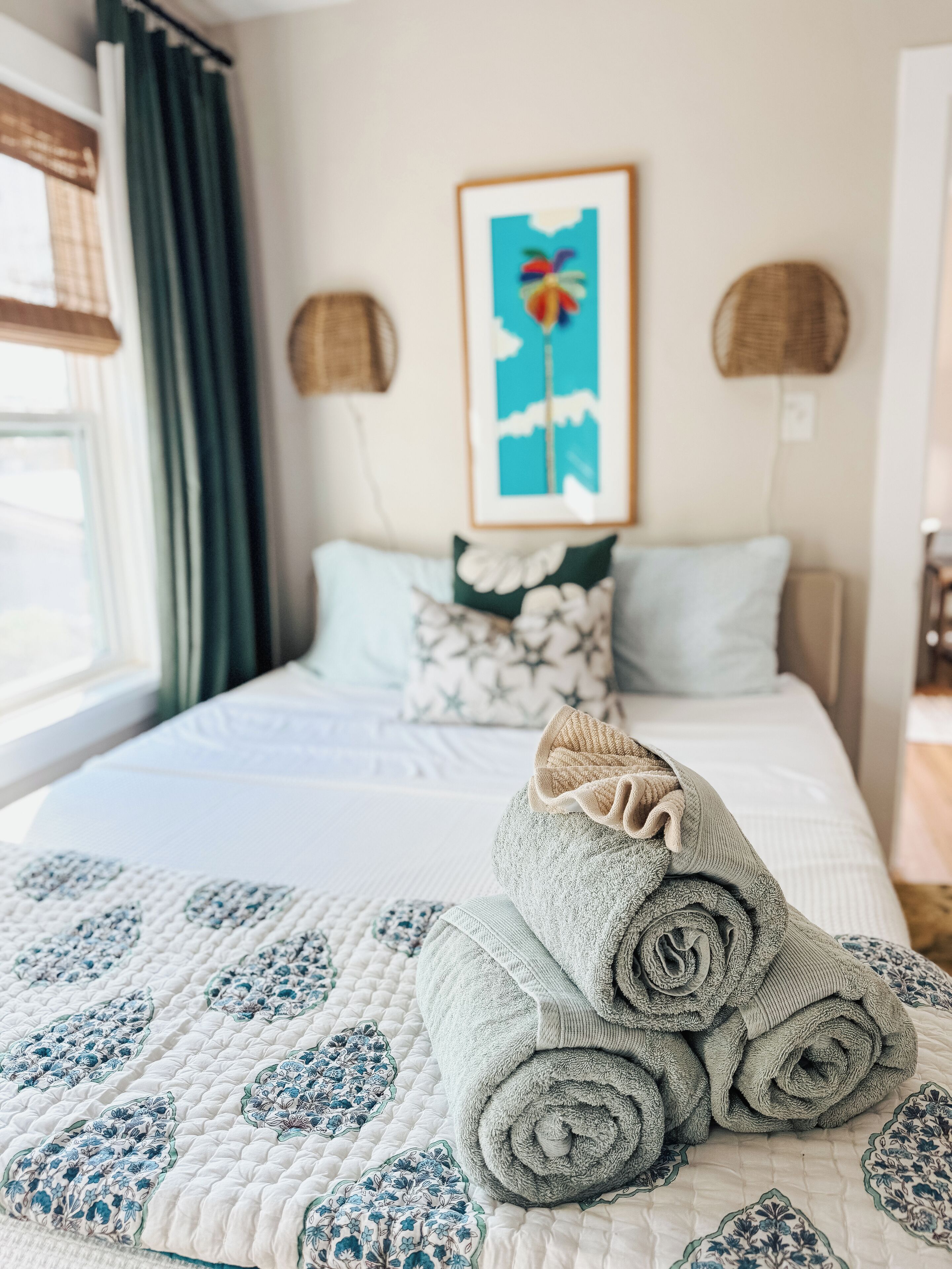 Een strijkplank/strijkijzer, wifi, beddengoed