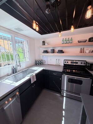 Microwave, oven, stovetop, dishwasher - Scottsdale Hub! 2 bedroom! (Scottsdale)