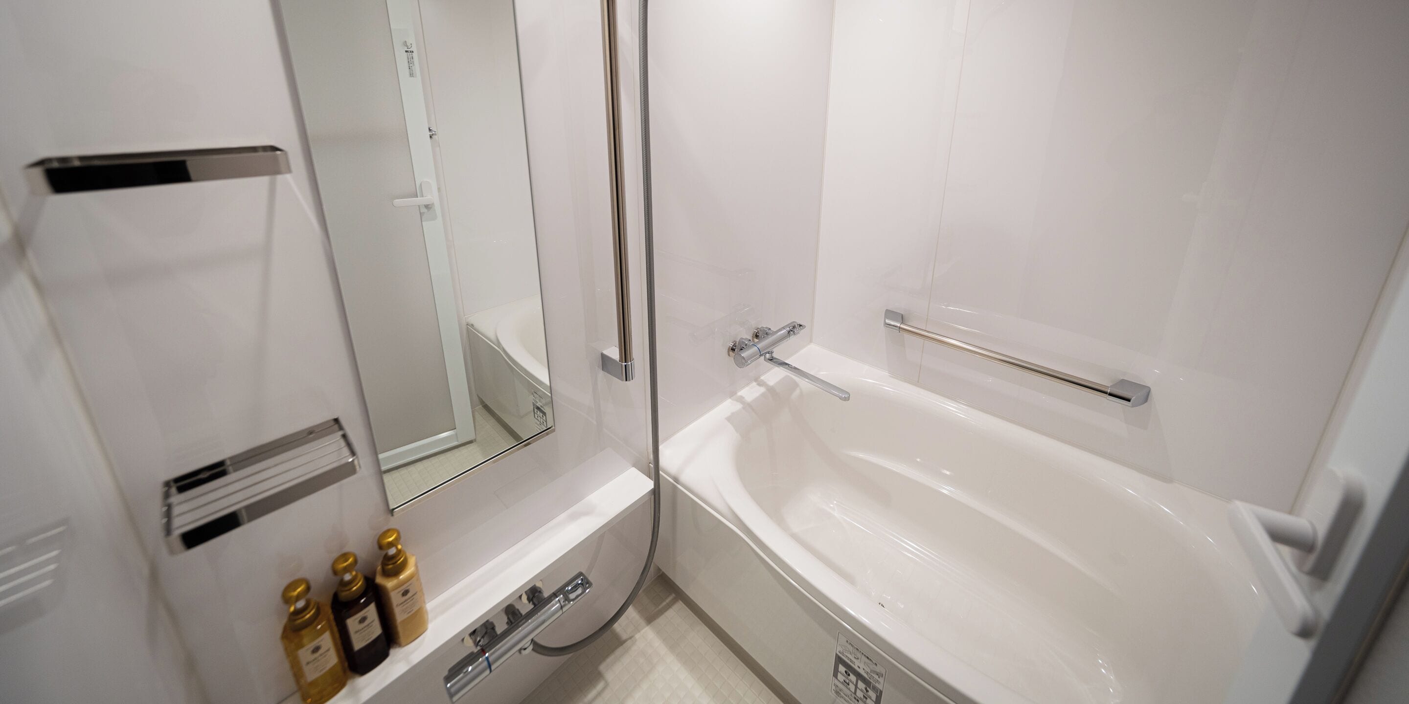 Deluxe Twin Room | Bathroom | Combined shower/tub, hair dryer, slippers, towels
