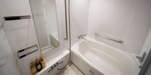 Deluxe Twin Room | Bathroom | Combined shower/bathtub, hair dryer, slippers, towels