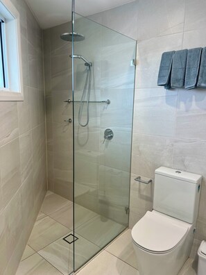 Shower, hair dryer, towels, soap - Entire Attached Granny Flat Home - Sleeps 4! 150 metres to the Water Front! (Lake Illawarra)