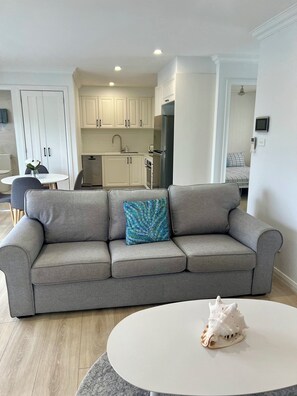 Smart TV - Entire Attached Granny Flat Home - Sleeps 4! 150 metres to the Water Front! (Lake Illawarra)