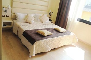 Basic-Doppel- oder -Zweibettzimmer | Zimmersafe, Schreibtisch, Verdunkelungsvorhänge, kostenloses WLAN